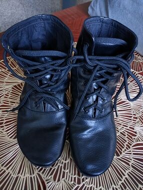 Black Lace-up Ballet Flats Black Soft Leather Shoes/Boots, like new, size 2Y